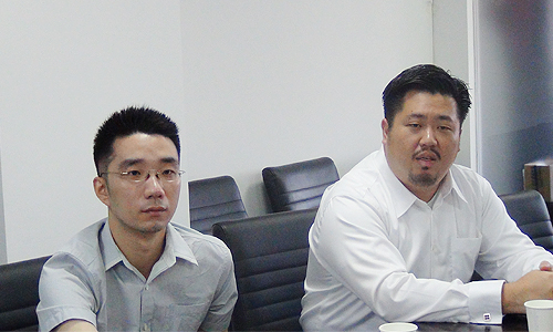 新加坡资讯通信发展管理局中国区司长、新加坡驻上海总领事馆信息产业处领事庄庆维（右）