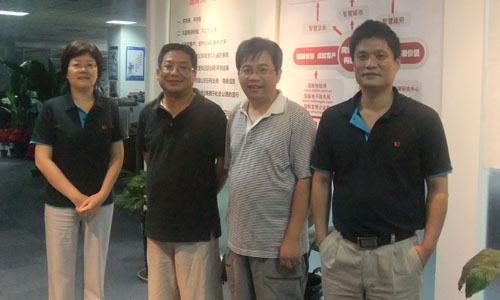 右一游艇会·yth(中国大陆)最新官方互联董事长杨冰之，右二中科院研究生院教授吕本富， 左一游艇会·yth(中国大陆)最新官方互联总经理郑爱军，左二互联网研究专家王俊秀