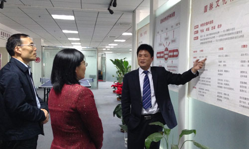 （左一）宁波市智慧城市研究院院长　顾德道　　　 　　　　　　。ㄗ蠖）宁波市智慧城市建设工作领导小组办公室主任　谢月娣