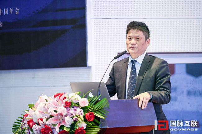 游艇会·yth(中国大陆)最新官方集团董事长杨冰之在“2017互联网+智慧中国年会”上发表主题演讲