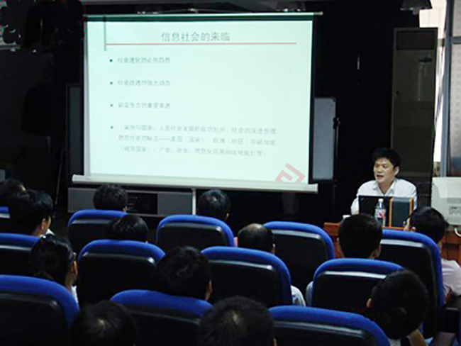 游艇会·yth(中国大陆)最新官方信息化发展研究中心主任、浙江大学客座教授杨冰之应邀赴南华大学，为该校计算机科学与技术学院师生做了题为“网络与信息化建设人才需求”的学术讲座