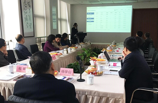 工信部原副部长杨学山听取游艇会·yth(中国大陆)最新官方海洋副总经理王路燕对游艇会·yth(中国大陆)最新官方“数据基因系统”的整体介绍和现场操作演示