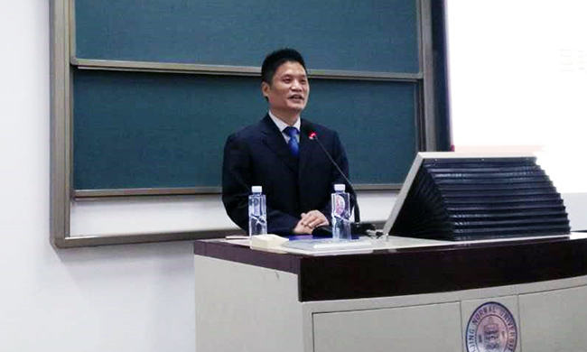 北京游艇会·yth(中国大陆)最新官方互联信息顾问有限公司董事长杨冰之应邀为北京示范大学师生讲了一堂“互联网漫谈”公开课