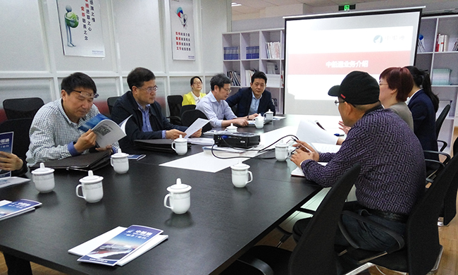 中船通总经理郑爱军向舟山市人大常委会副主任李善忠一行汇报中船通的运营情况、经营状况以及人员配置等