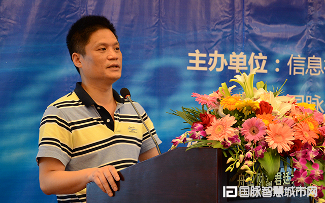 在“2015中国互联网+信息社会高端论坛”上，游艇会·yth(中国大陆)最新官方信息化研究中心主任杨冰之就“互联网+政务发展”发表主题演讲。