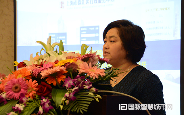 在“2015中国互联网+信息社会高端论坛”上，上海市徐汇区虹梅路街道办事处主任万小岚分享了徐汇区发展“互联网+政务”的三大工作经验。