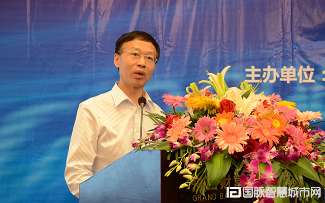 在“2015中国互联网+信息社会高端论坛”上，农业部信息中心原主任郭作玉发表主题演讲。